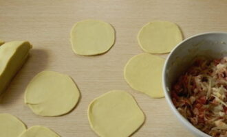 Раскатав тесто в пласт, вырезаем стаканом круглые лепешки или раскатываем заготовки, предварительно разделив тесто на небольшие кусочки.