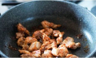 Обжаренную курицу посыпьте солью с приправой и черным перцем и уберите с плиты, чтобы мясо не пересохло.