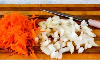 Остатки лука мелко нарезаем, очищенную морковку измельчаем на терке.