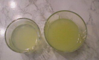 Сок лимона и апельсина процеживаем, удаляем косточки.