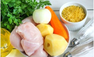 Суп с вермишелью готовится быстро и просто. Обмойте куриное филе. Все необходимые для супа овощи очистите и помойте.