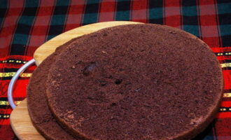 Остывший шоколадный бисквит разрезаем на желаемое количество коржей.