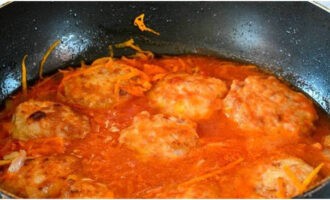 Высыпаем овощи к ежикам, добавляем воду и томатную пасту – закрываем крышкой и тушим около 20-25 минут.