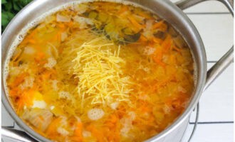 В последнюю очередь добавьте в суп вермишель, посолите и приправьте молотым перцем по вкусу. Варите суп еще 5-7 минут, время от времени помешивая.