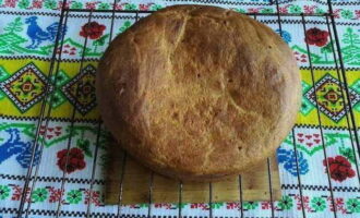 Испеченный хлеб немного остудите в форме и переложите на решетку для полного остывания.