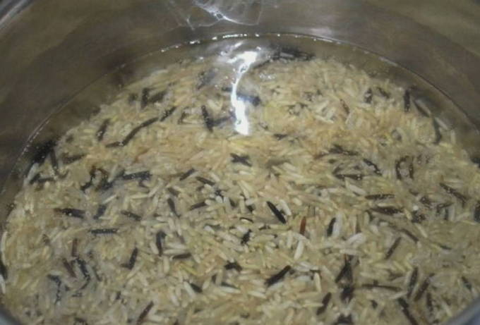 Сколько варить дикую. Как варить бурый рис в кастрюле на воде. Бурый и дикий рис рецепты приготовления с фото. Как варить бурый рис в кастрюле. Бурый рис как варить правильно рассыпчатый.