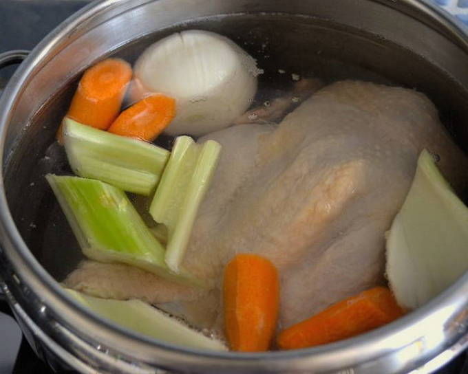 Суп из замороженной курицы. Сварить курицу в кастрюле целиком. Варка куриной грудки в кастрюле. Бульон из курицы целикомвврка. Замороженная курица в мультиварке.