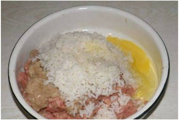 Тефтели с сырым рисом