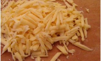 Твердый сыр также натрите на крупной терке. 