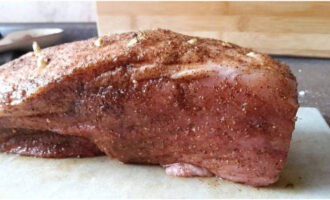 Полученной пряной смесью обмажьте кусок свинины со всех сторон. 