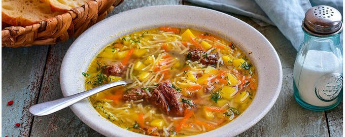 Суп с колбасой и вермишелью
