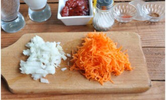 Морковку также очистите от верхнего слоя, помойте и натрите на крупной терке.