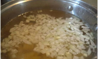 Через 5 минут от начала варки картофеля, выложите в кастрюлю нарезанный лук и продолжайте варить суп под крышкой в течение 10-15 минут.
