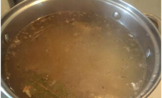 Рыбный суп поперчите, добавьте сушеный лавровый лист и сливочное или растительное масло. Варите еще 5-7 минут на умеренном огне.