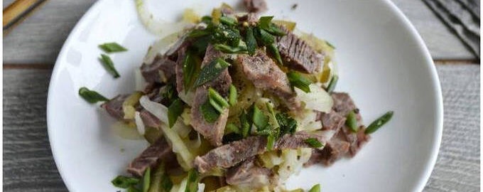 Салат из говядины с овощами и грецкими орехами