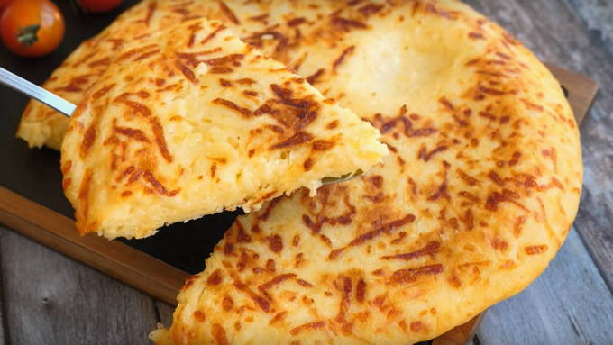 Хачапури с сыром на сковороде на кефире