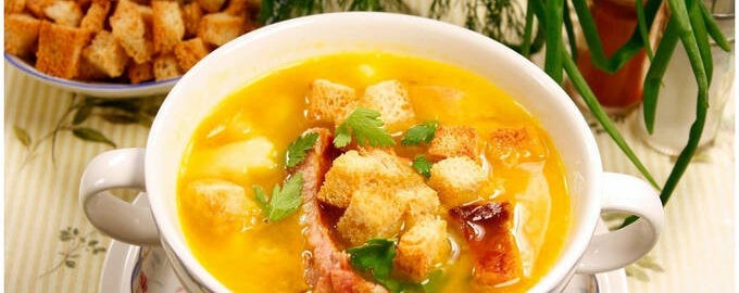 Ароматный гороховый суп с ребрышками и грудинкой