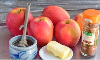 Запеченные яблоки в духовке готовятся быстро и просто. Собираем ингредиенты для яблочного десерта.