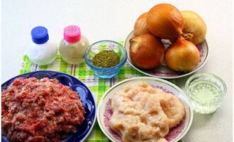 Люля-кебаб легко можно приготовить в домашних условиях в духовке. Подготовим необходимые ингредиенты по списку. Можно использовать смешанный фарш: свиной и куриный.