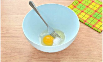 Тесто для пельменей легко можно приготовить в домашних условиях. В глубокой миске соединяем куриное яйцо и соль.