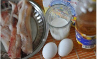 Минтай в кляре на сковороде готовится очень просто. Подготовим необходимые продукты для приготовления рыбного блюда.