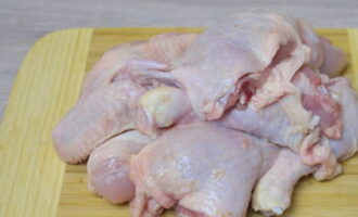 Классическое сациви из курицы по-грузински легко готовится в домашних условиях. Промытую куриную тушку разделываем на кусочки и складываем в кастрюлю, залив водой, чтобы курица была полностью залита ею и доведя до кипения, отвариваем на протяжении одного часа.