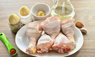 Как вкусно приготовить куриные ножки? Снимаем шелуху с зубцов чеснока, ополаскиваем мясо и насухо промакиваем бумажными полотенцами.