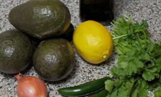 Как приготовить классический соус гуакамоле из авокадо в домашних условиях? Сразу подготавливаем, согласно пропорции рецепта, все ингредиенты для гуакамоле.