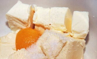 Как приготовить песочный пирог в духовке? В глубокой миске соединяем куски сливочного масла, сахар и ванилин. Сюда же разбиваем куриные яйца.