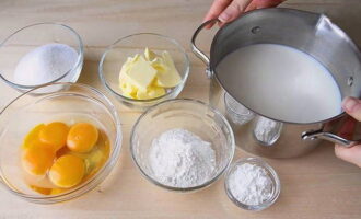 Классический заварной крем на молоке для торта Наполеон готовится очень просто. Первым делом точно и согласно рецепту, отмерить все ингредиенты для крема.