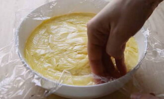 Посуду прикрыть пищевой пленкой и оставить минимум на час при комнатной температуре для охлаждения. По истечении этого времени, классический заварной крем на молоке можно использовать для прослойки торта Наполеон. Вкусной и удачной выпечки!
