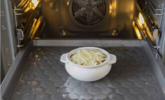 Убираем горшочки в духовой шкаф, прогретый до 200 градусов и дожидаемся, пока сыр расплавится.