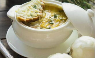 Горячий французский суп присыпаем тимьяном и незамедлительно дегустируем. Приятного аппетита!