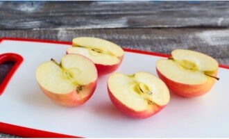 Вымытые яблоки насухо вытираем и разрезаем вдоль.