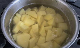 Картофель почистить, нарезать кусочками и отварить до готовности.