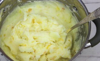Как приготовить вкусные пирожки с картошкой? Заранее подготовьте картофельную начинку. Картошку помойте, почистите и сварите в подсоленной воде. Репчатый лук очистите, мелко нарежьте и обжарьте на растительном масле до мягкости. Со сварившейся картошки слейте большую часть жидкости и разомните ее в пюре. Затем добавьте жареный лук, перемешайте пюре, посолите и приправьте по вкусу, оставьте остывать.