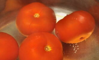 Затем окунаем томаты в ледяную воду и с легкостью избавляемся от кожицы.