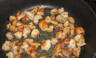 В сковороде разогреваем подсолнечное масло и на сильном огне жарим мясо до появления аппетитной корочки со всех сторон.