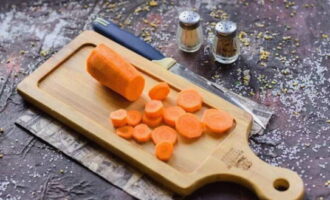 Морковку режем колечками. Овощное ассорти бланшируем либо отвариваем до мягкости в чуть подсоленной воде.