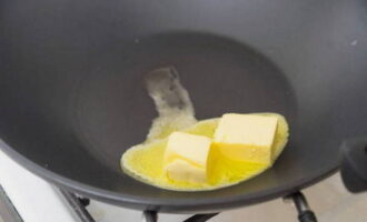 В толстостенной сковороде растапливаем ломтик сливочного масла.