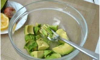 Поливаем авокадо выдавленным лимонным соком и разминаем компоненты до состояния пюре.