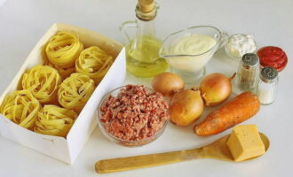 Как приготовить макароны с фаршем в духовке? Лук и морковку очистите и помойте, отмерьте все необходимые ингредиенты для блюда.