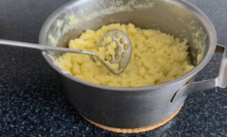 Отваренный картофель пюрировать, добавив соль со сливочным маслом.