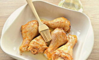 Готовим куриные голени в разогретой духовке 45 минут при температуре в 180 градусов, периодически смазывая выделяющимся жиром.