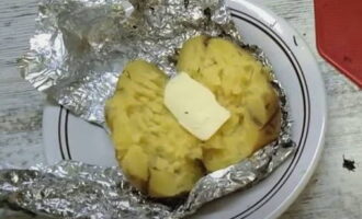 Поверх картофеля положить по кусочку сливочного масла.