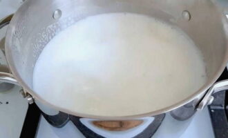Закипевшее молоко с сахаром снять с плиты.