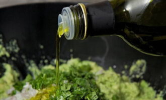 Понемногу наливаем к пюре оливковое масло, которое текстуру соуса сделает более гладкой и однородной. Насыпаем к соусу соль с черным перцем.