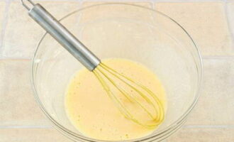 Готовим крем: в чашу выкладываем желтки, два вида сахара, муку, подливаем немного молока и активно перемешиваем венчиком.