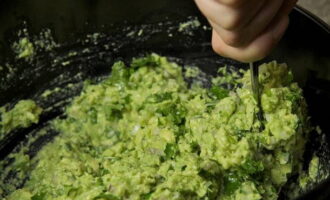 Приготовленный по классическому рецепту соус гуакамоле из авокадо, хорошо перемешиваем и сразу подаем к столу. Приятного аппетита!