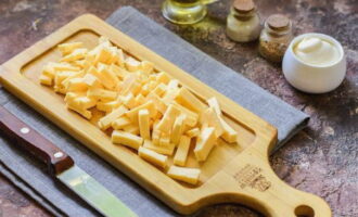 Твердый сыр нарежьте кубиками или небольшими брусками.